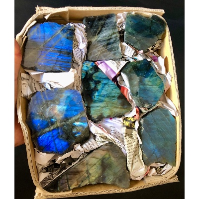 LABRADORITE UNE FACE POLIE Carton de 1,9 Kg